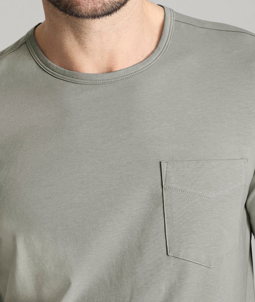 Model is wearing UNTUCKit berry pocket tee in castor.