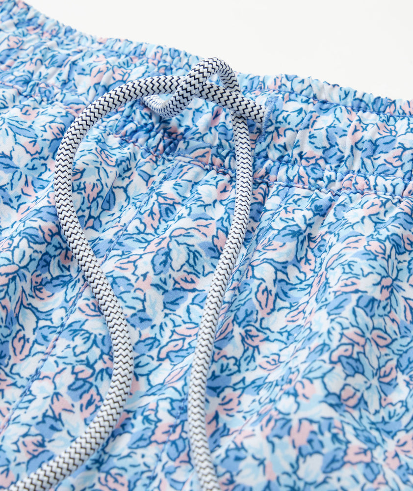 Model is wearing UNTUCKit Beyond short inOriginal Blue Chester Print. 