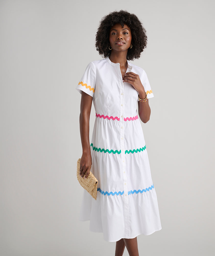 Model is wearing UNTUCKit Justine Dress. 