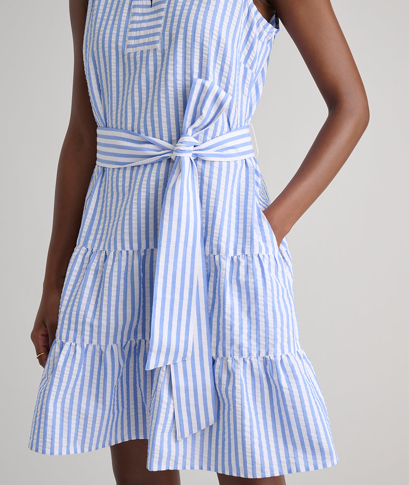 Model is wearing UNTUCKit Roxanne blue stripped dress. 